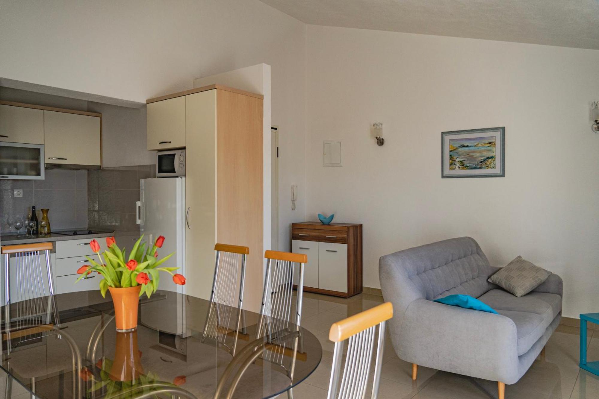 Apartments Sara & Nina โอมิช ภายนอก รูปภาพ