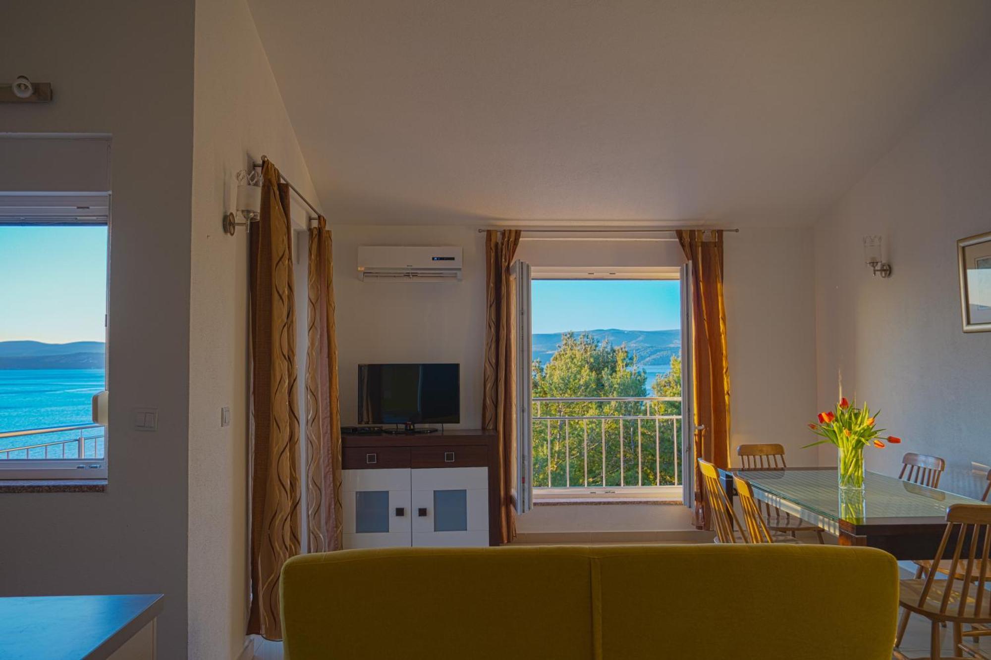 Apartments Sara & Nina โอมิช ภายนอก รูปภาพ