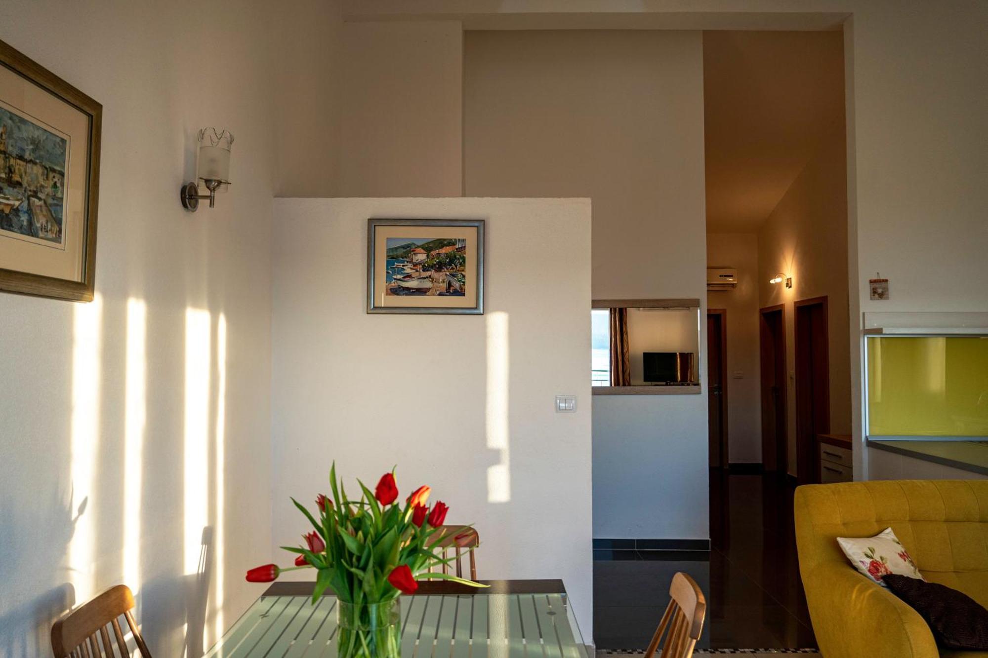 Apartments Sara & Nina โอมิช ภายนอก รูปภาพ
