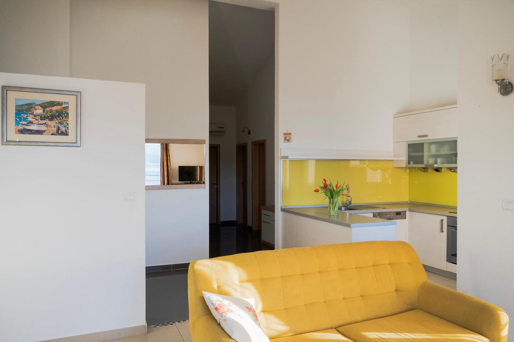 Apartments Sara & Nina โอมิช ภายนอก รูปภาพ