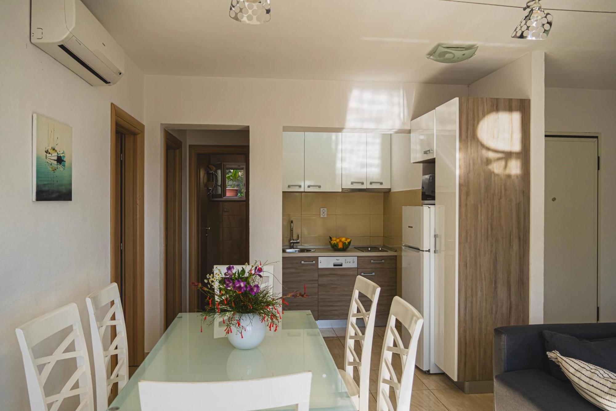 Apartments Sara & Nina โอมิช ภายนอก รูปภาพ