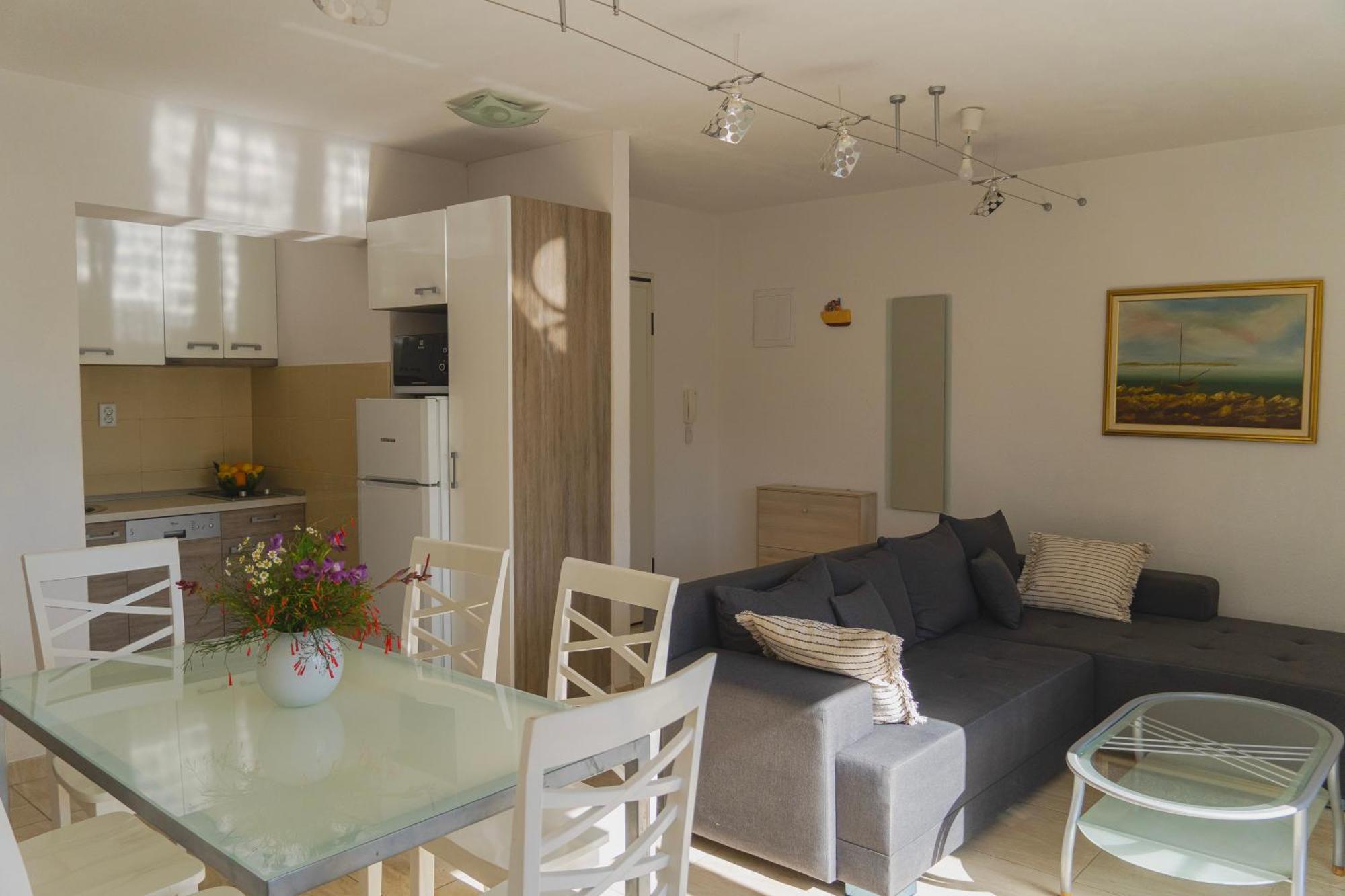 Apartments Sara & Nina โอมิช ภายนอก รูปภาพ