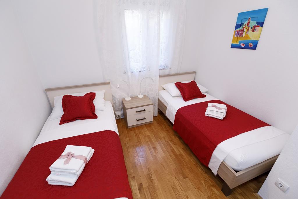 Apartments Sara & Nina โอมิช ภายนอก รูปภาพ