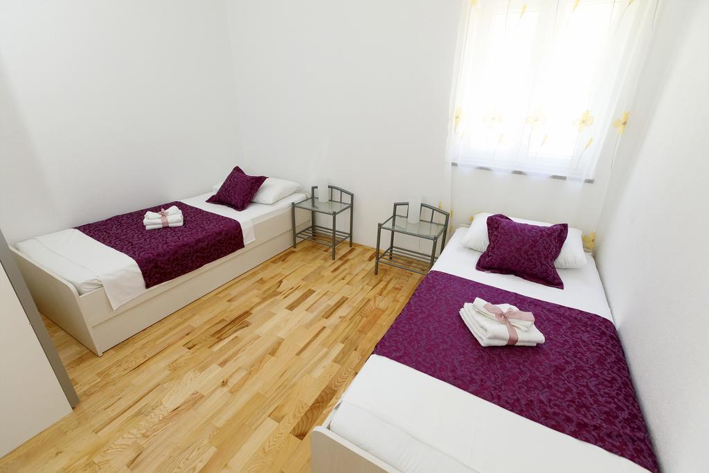 Apartments Sara & Nina โอมิช ภายนอก รูปภาพ
