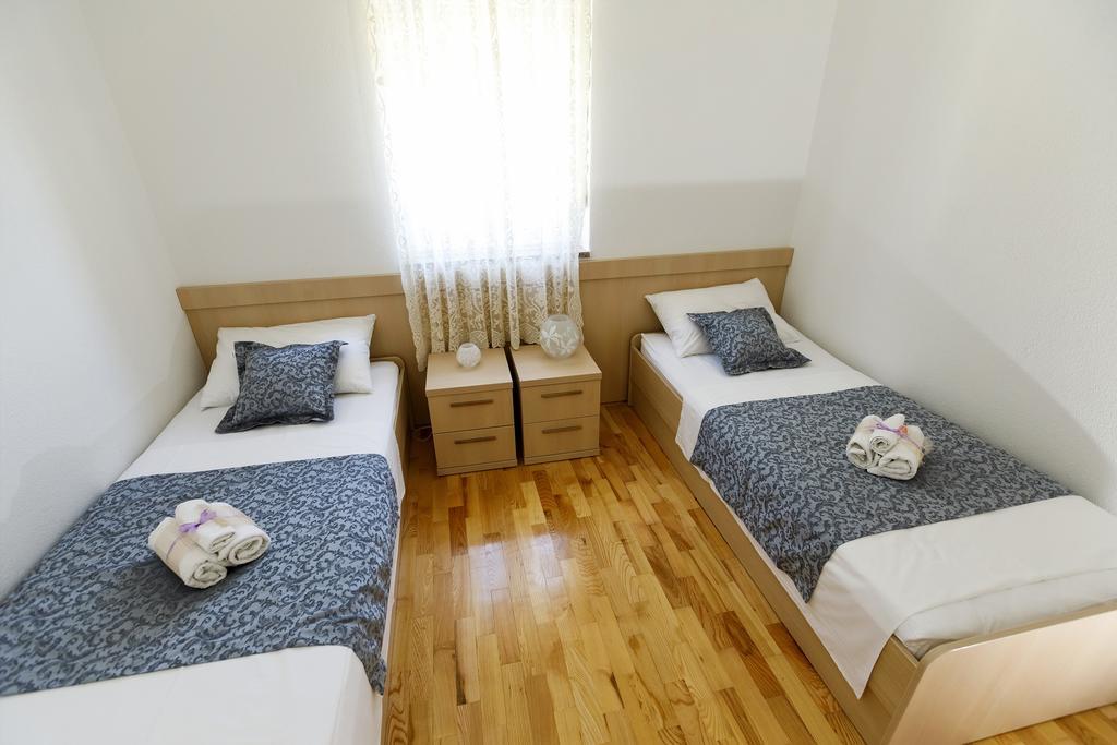 Apartments Sara & Nina โอมิช ภายนอก รูปภาพ