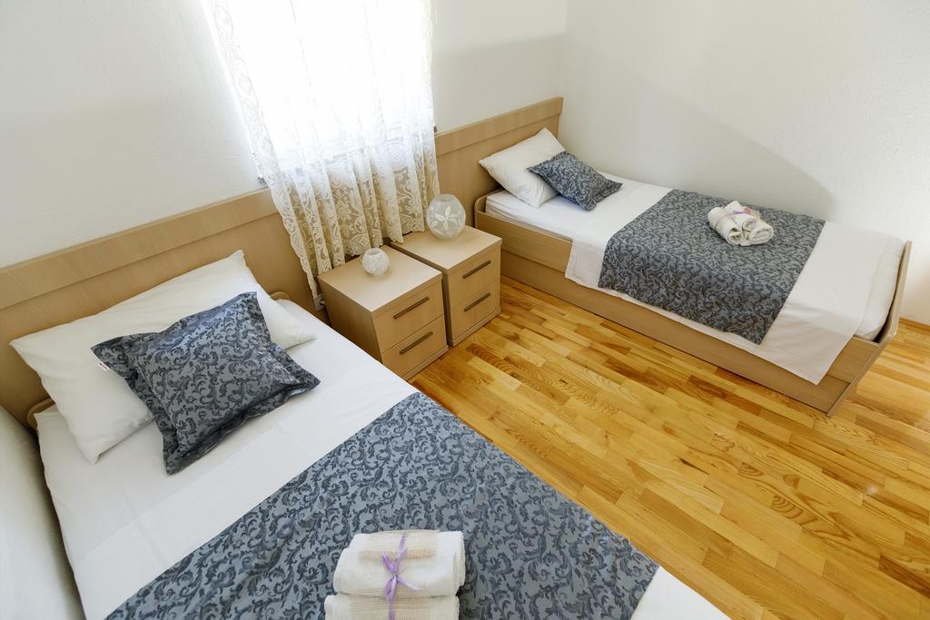 Apartments Sara & Nina โอมิช ภายนอก รูปภาพ