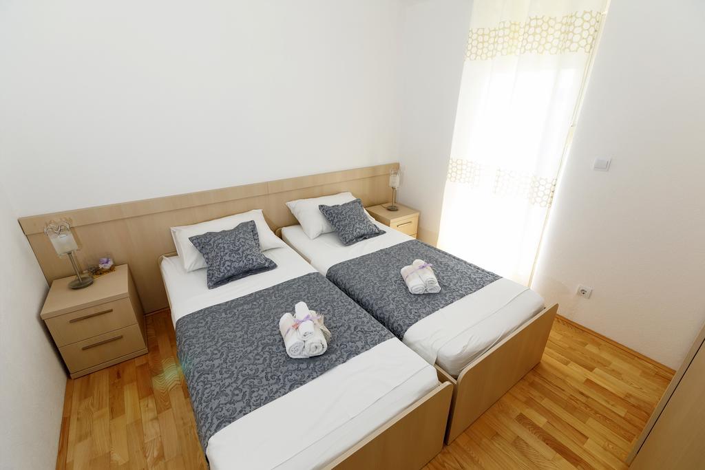 Apartments Sara & Nina โอมิช ภายนอก รูปภาพ