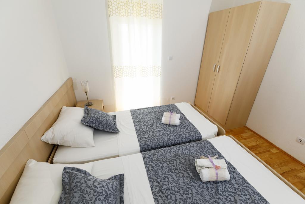 Apartments Sara & Nina โอมิช ภายนอก รูปภาพ