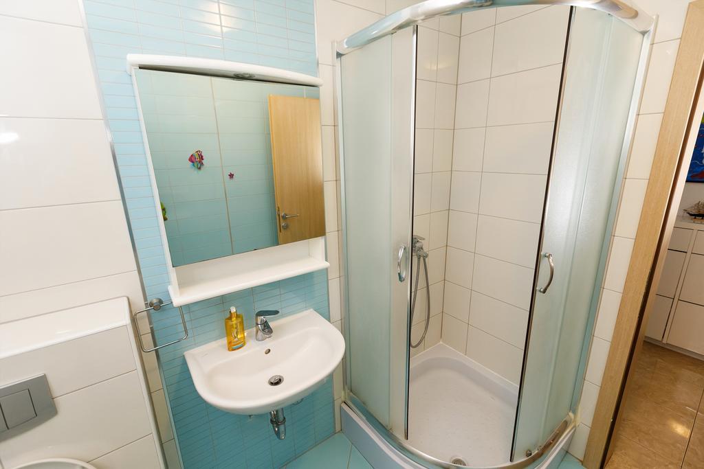 Apartments Sara & Nina โอมิช ภายนอก รูปภาพ