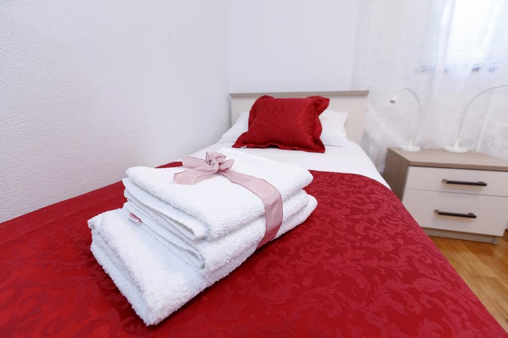 Apartments Sara & Nina โอมิช ภายนอก รูปภาพ
